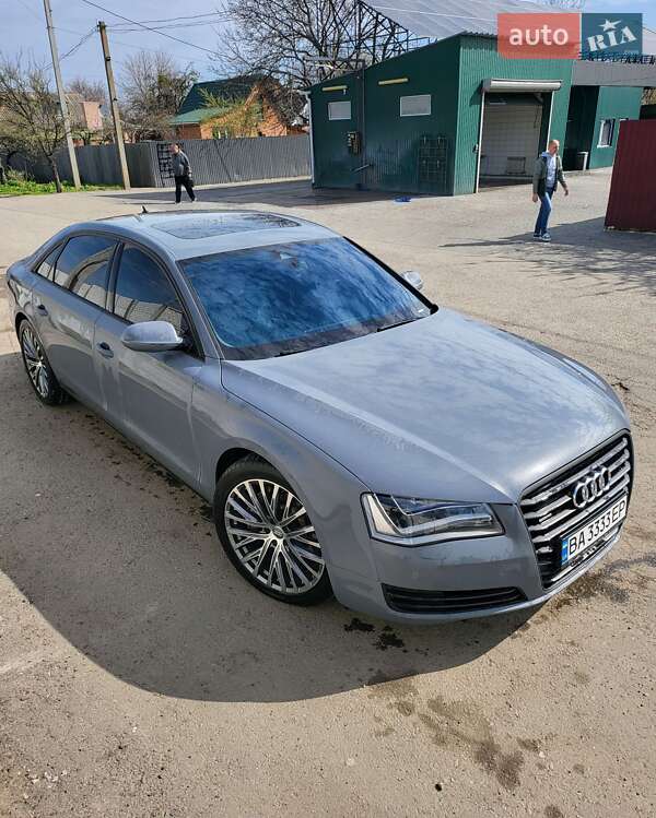 Седан Audi A8 2012 в Знаменке
