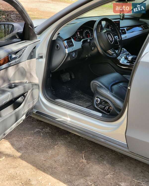 Седан Audi A8 2012 в Знаменке