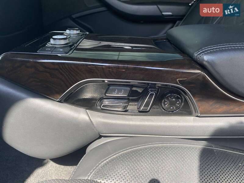 Седан Audi A8 2012 в Днепре