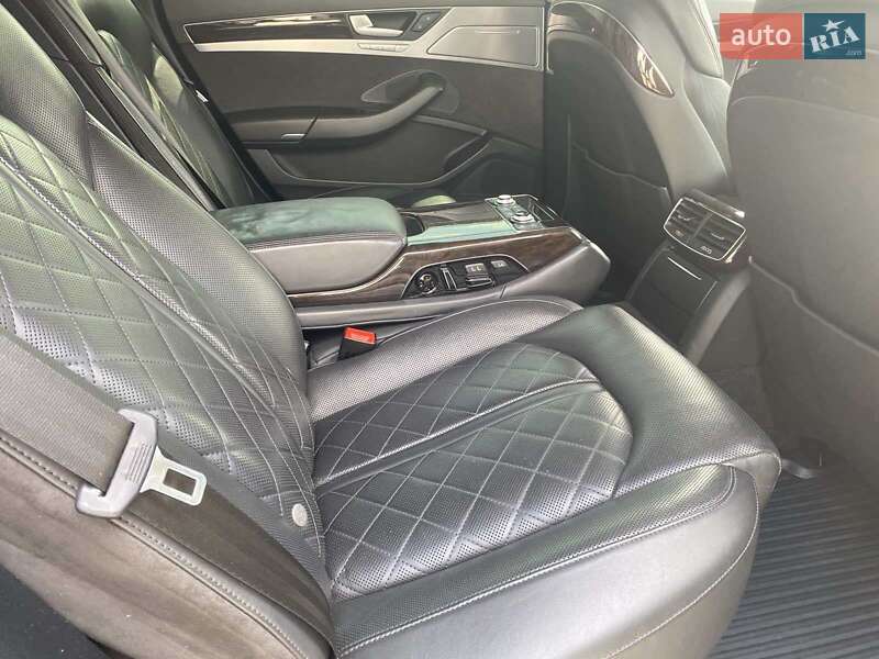 Седан Audi A8 2012 в Днепре