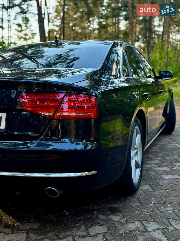 Седан Audi A8 2012 в Новояворовске