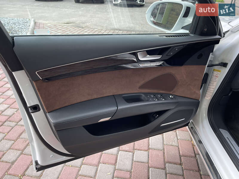 Седан Audi A8 2016 в Ровно