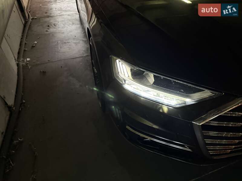 Седан Audi A8 2021 в Киеве
