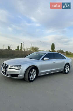 Седан Audi A8 2012 в Вараше