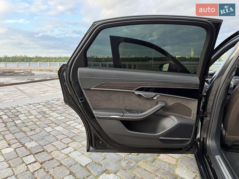 Седан Audi A8 2021 в Киеве