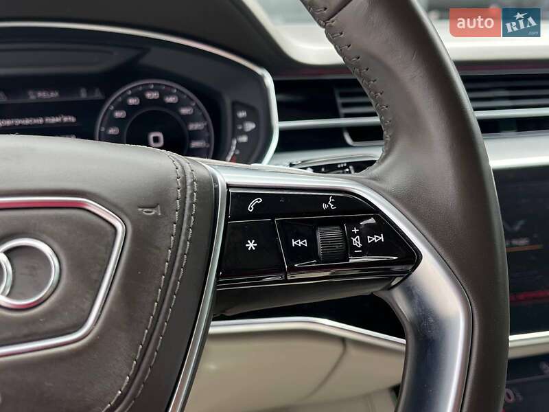 Седан Audi A8 2018 в Львові