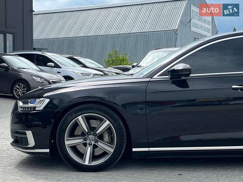 Седан Audi A8 2018 в Львові