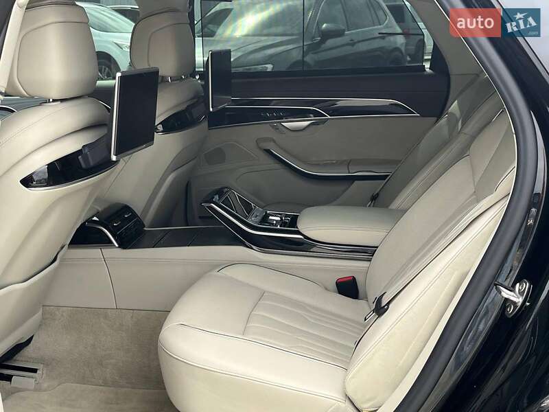 Седан Audi A8 2018 в Львові