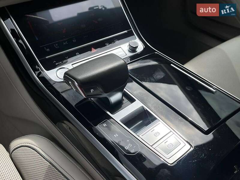 Седан Audi A8 2018 в Львові