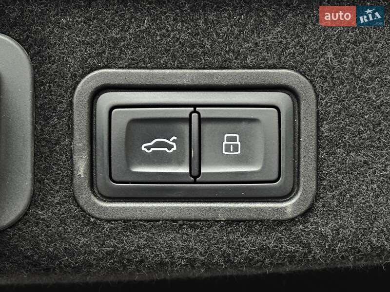 Седан Audi A8 2015 в Дніпрі