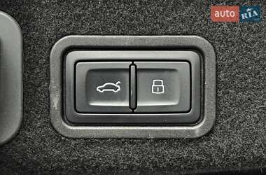 Седан Audi A8 2015 в 