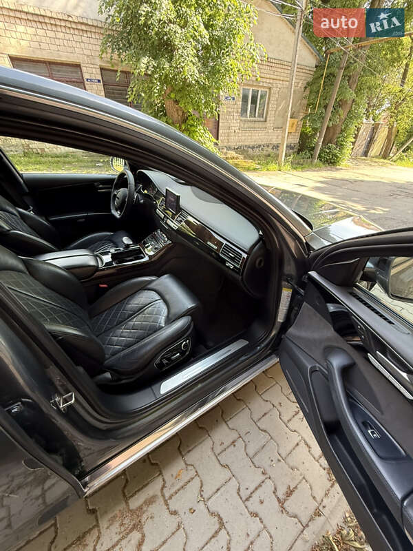 Седан Audi A8 2014 в Чернівцях