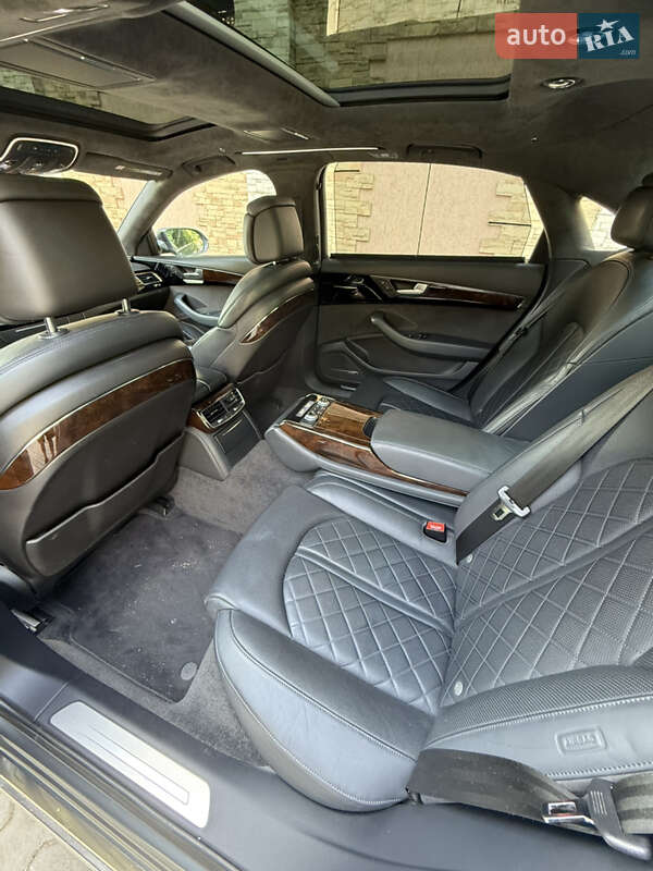 Седан Audi A8 2014 в Чернівцях