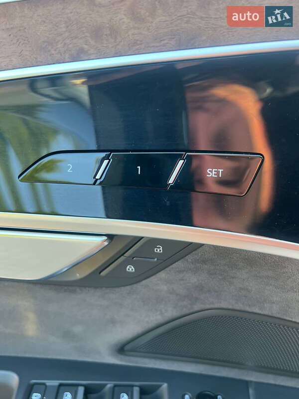Седан Audi A8 2018 в Львове