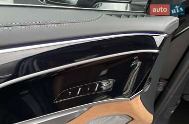 Седан Audi A8 2022 в 