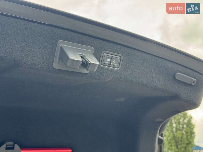 Седан Audi A8 2021 в Киеве