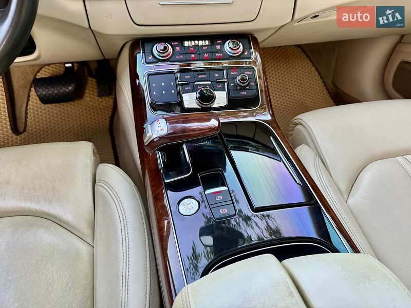 Седан Audi A8 2010 в Одесі