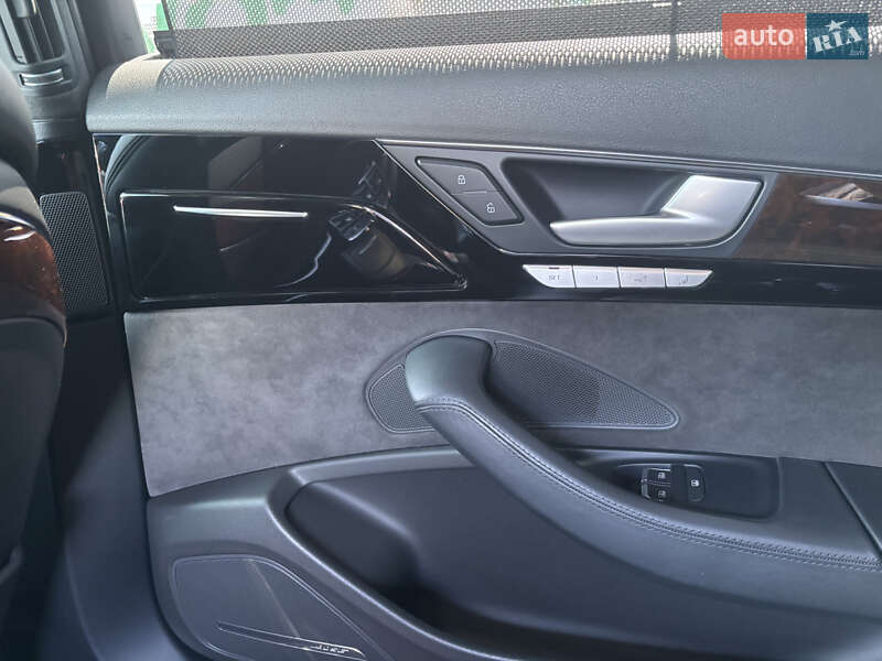 Седан Audi A8 2015 в Миколаєві