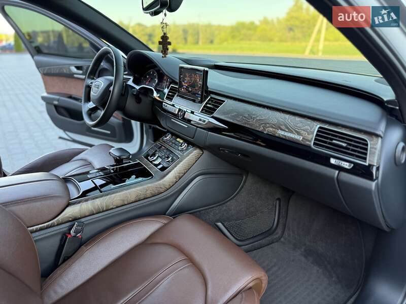 Седан Audi A8 2015 в Черновцах