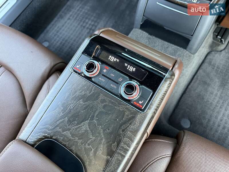 Седан Audi A8 2015 в Черновцах