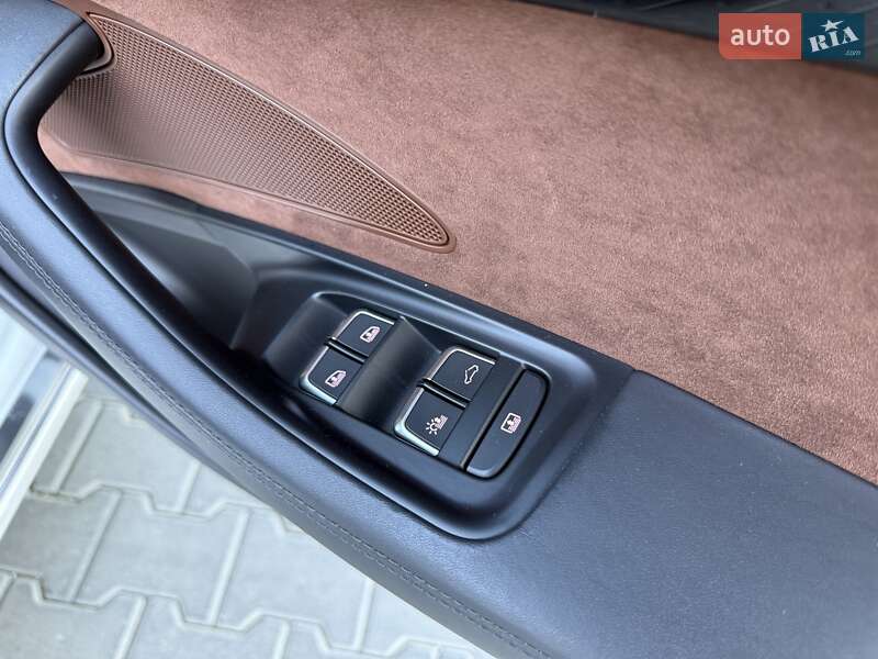 Седан Audi A8 2015 в Черновцах
