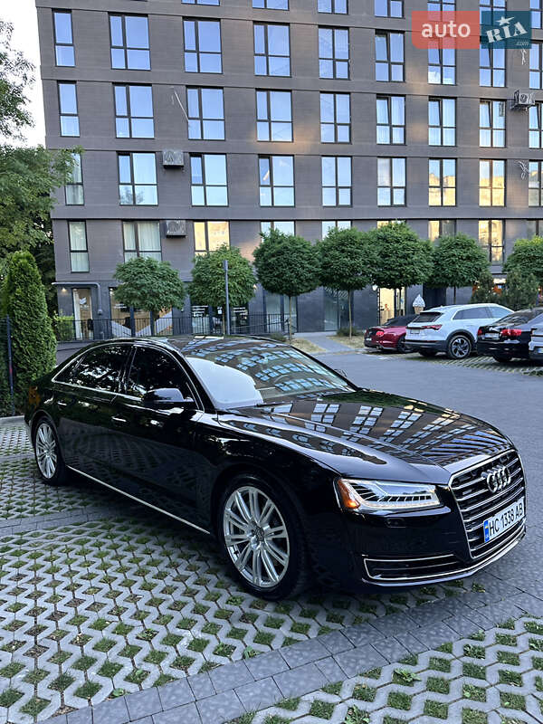 Седан Audi A8 2015 в Львові