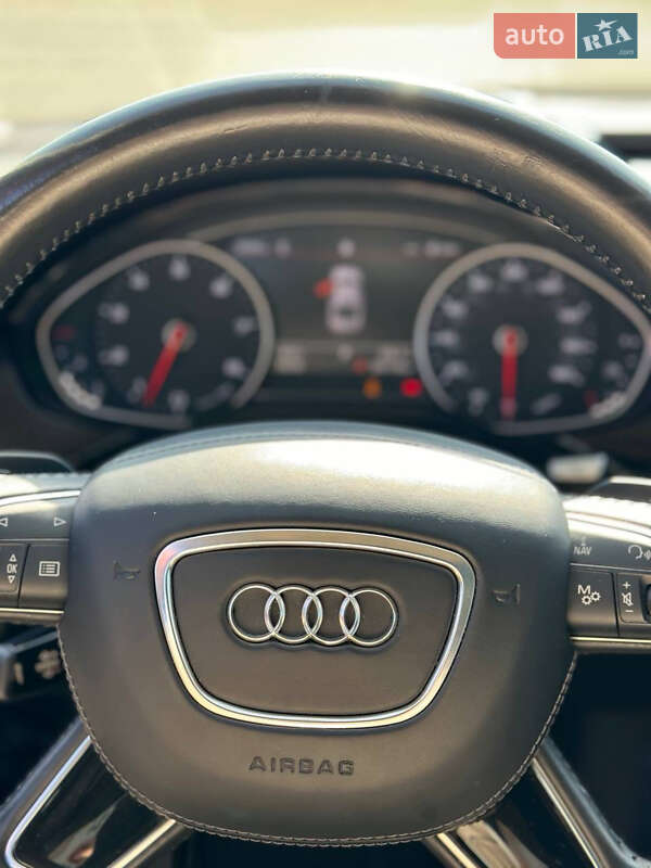 Седан Audi A8 2015 в Львові