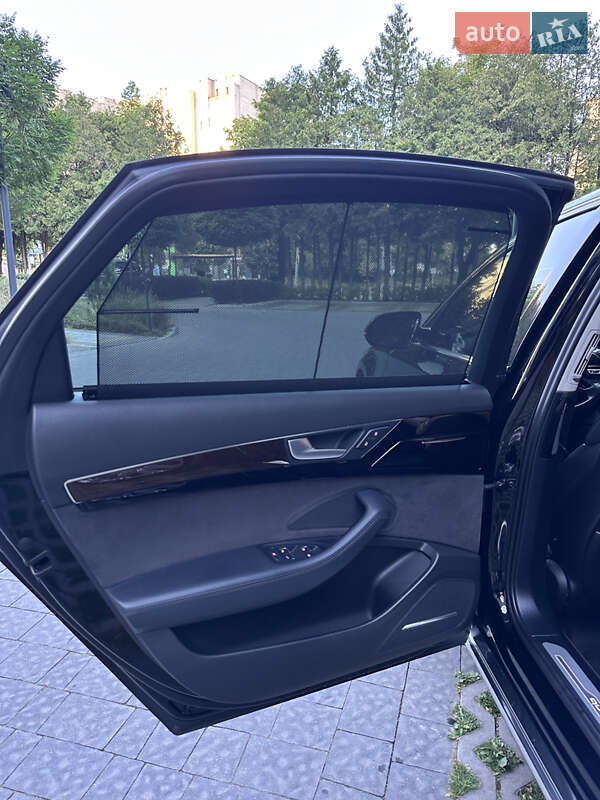 Седан Audi A8 2015 в Львові