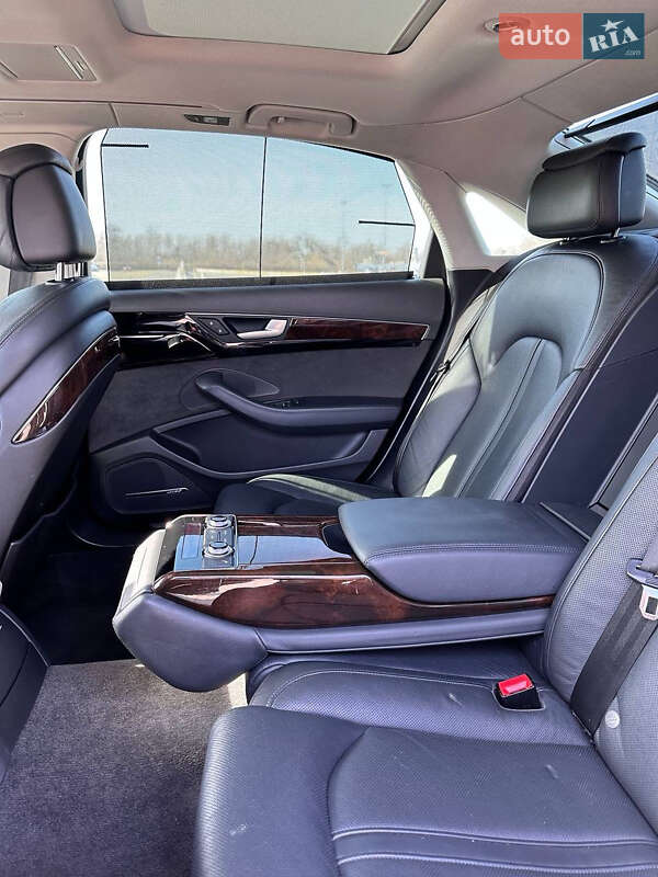 Седан Audi A8 2015 в Львові