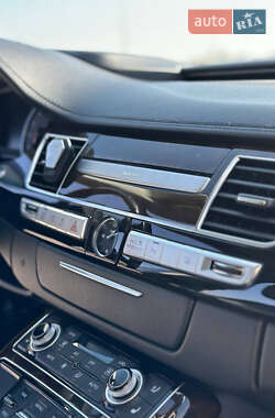 Седан Audi A8 2015 в 