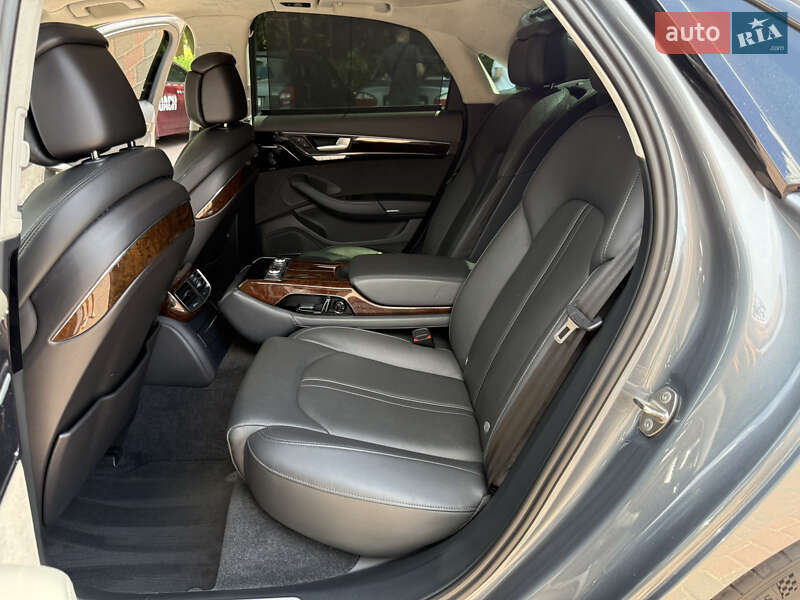 Седан Audi A8 2014 в Звягеле