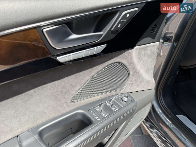 Седан Audi A8 2014 в Звягеле