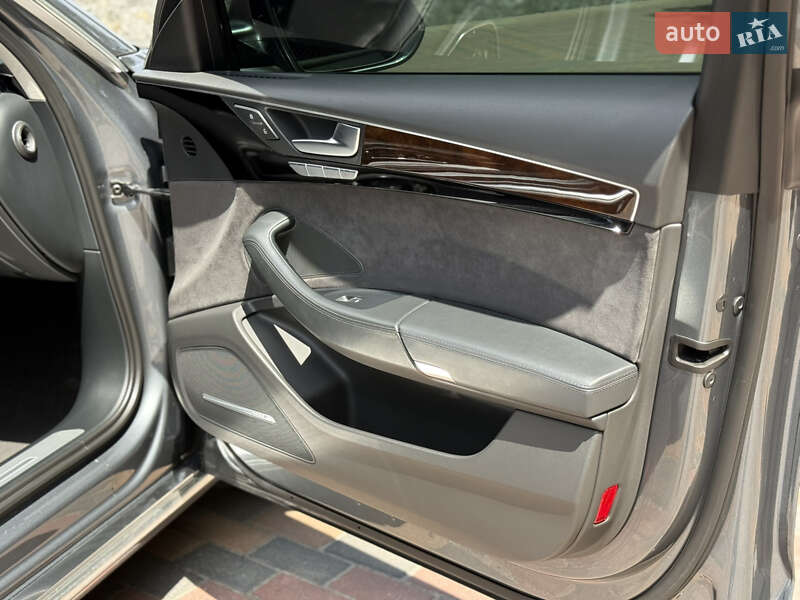 Седан Audi A8 2014 в Звягеле
