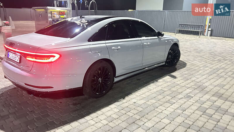 Седан Audi A8 2018 в Мукачевому