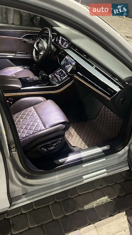 Седан Audi A8 2018 в Мукачевому