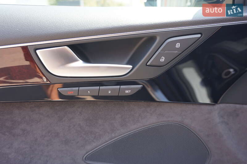 Седан Audi A8 2013 в Одесі