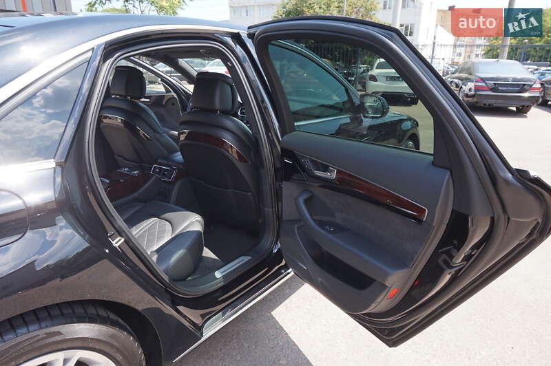 Седан Audi A8 2013 в Одесі