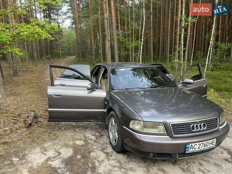 Седан Audi A8 2000 в Сарнах