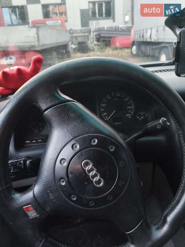 Седан Audi A8 1995 в Киеве