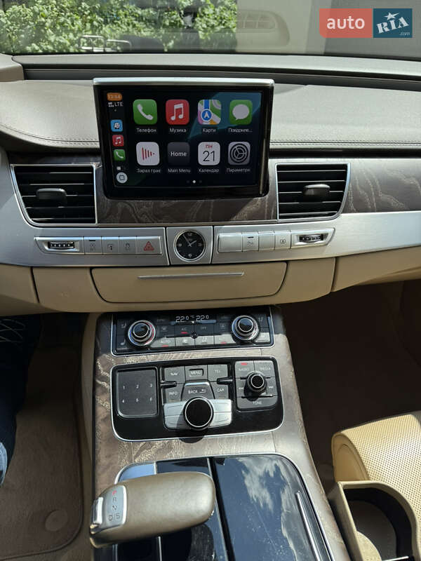 Седан Audi A8 2016 в Дубні