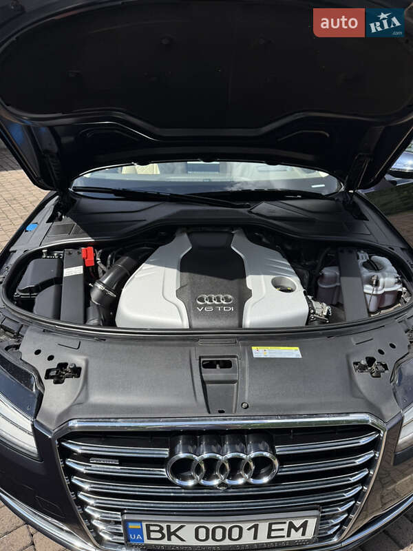 Седан Audi A8 2016 в Дубні