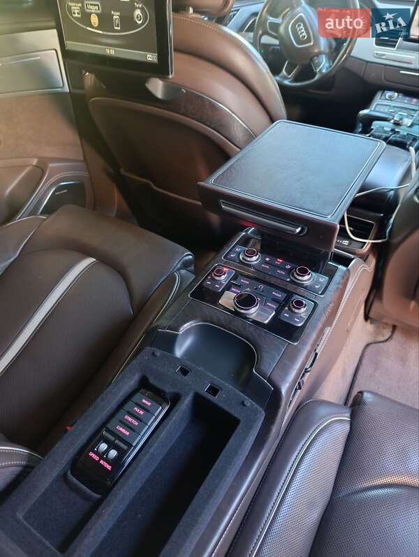 Седан Audi A8 2012 в Львове