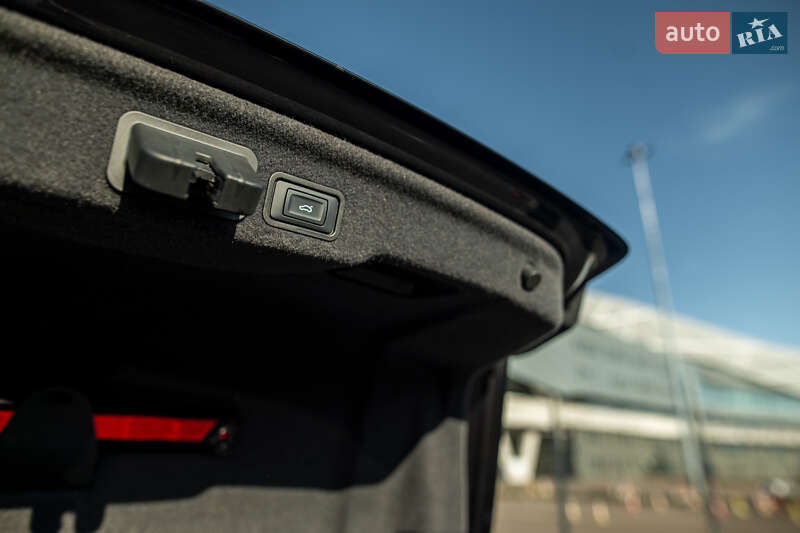 Седан Audi A8 2013 в Львове