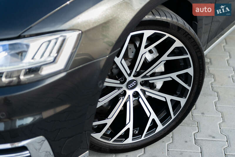 Седан Audi A8 2018 в Мукачево
