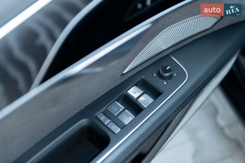 Седан Audi A8 2018 в Мукачево
