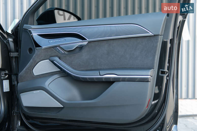 Седан Audi A8 2018 в Мукачево