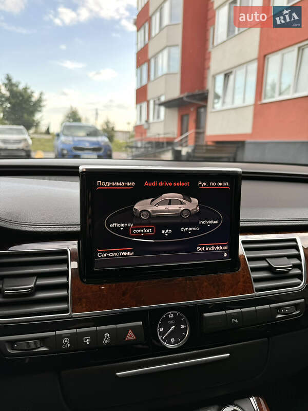 Седан Audi A8 2012 в Вараше