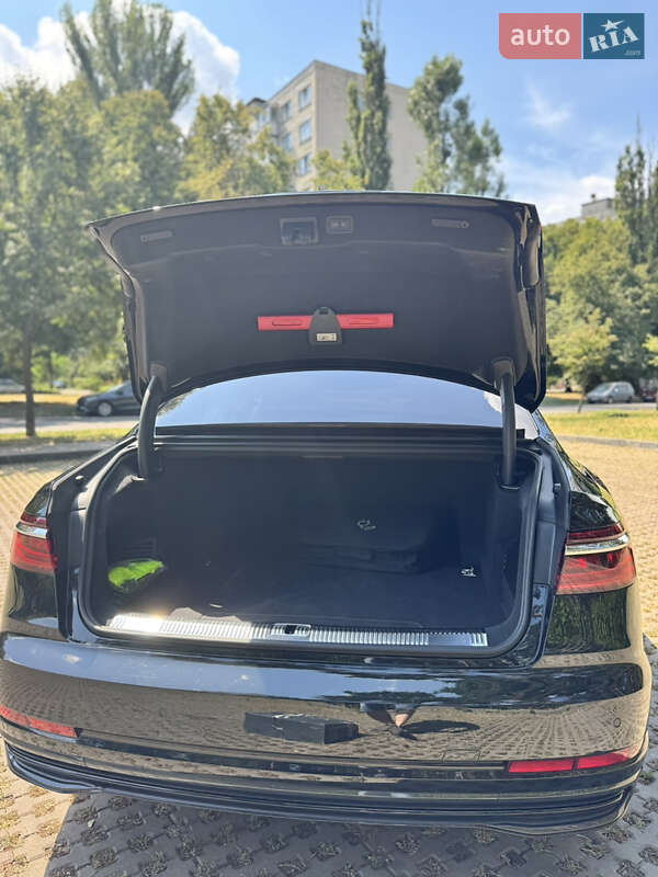 Седан Audi A8 2022 в Києві