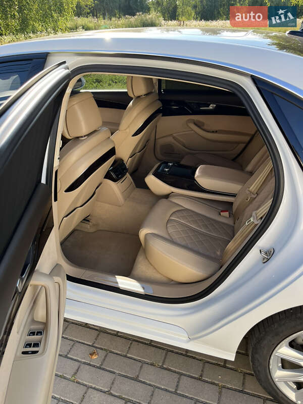 Седан Audi A8 2016 в Ровно