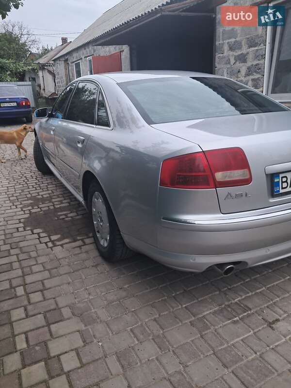 Седан Audi A8 2004 в Первомайске